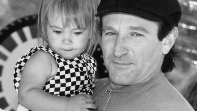 Robin Williams junto a su hija Zelda en una imagen en blanco y negro.