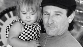 Robin Williams junto a su hija Zelda en una imagen en blanco y negro.