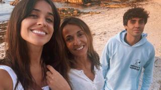 Imágenes del día: Javier Ambrossi presume de su jovencísima madre y de su hermana, Macarena, con una foto inédita en la playa