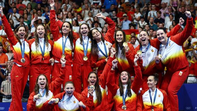 Las jugadoras de la selección española de waterpolo femenino posan con la medalla de oro.