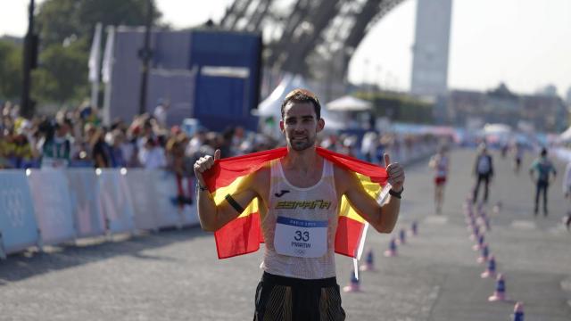 Álvaro Martín posa con la bandera de España tras ganar el bronce en 20k marcha en los JJOO de París.