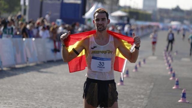 Álvaro Martín posa con la bandera de España tras ganar el bronce en 20k marcha en los JJOO de París.