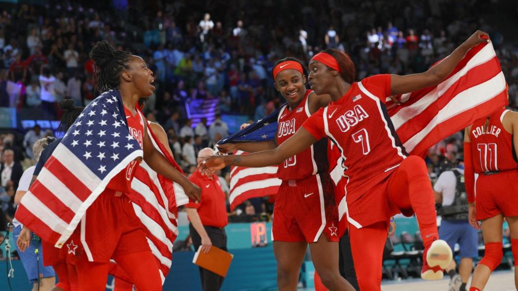 Las jugadoras de baloncesto de Estados Unidos celebran su victoria ante Francia.