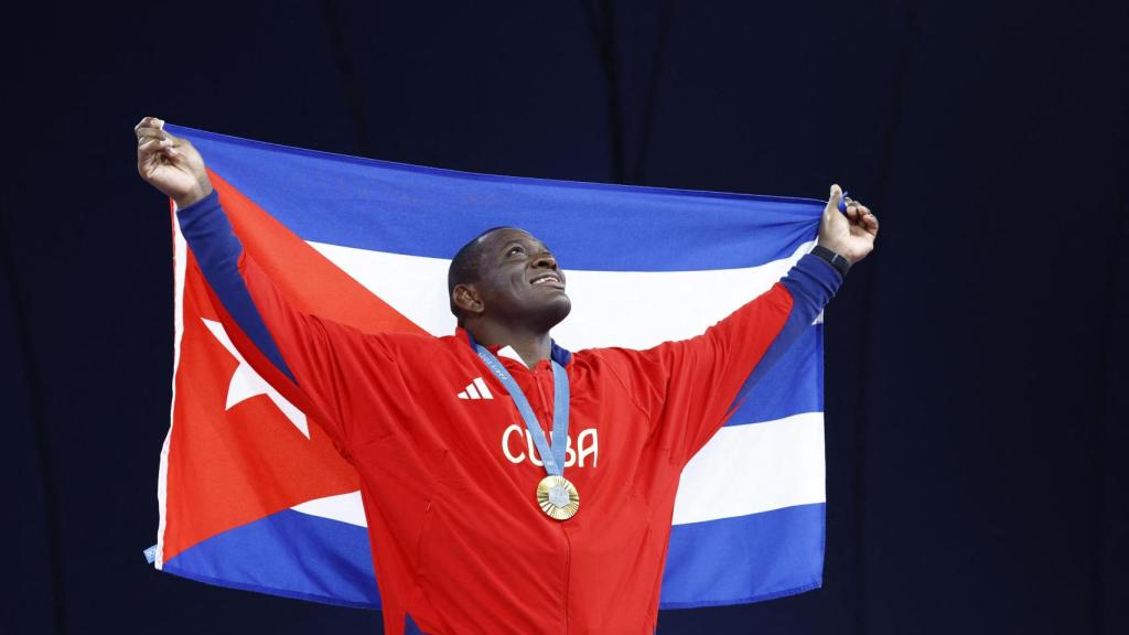 Mijaín López posa con la bandera cubana y su quinto oro olímpico.