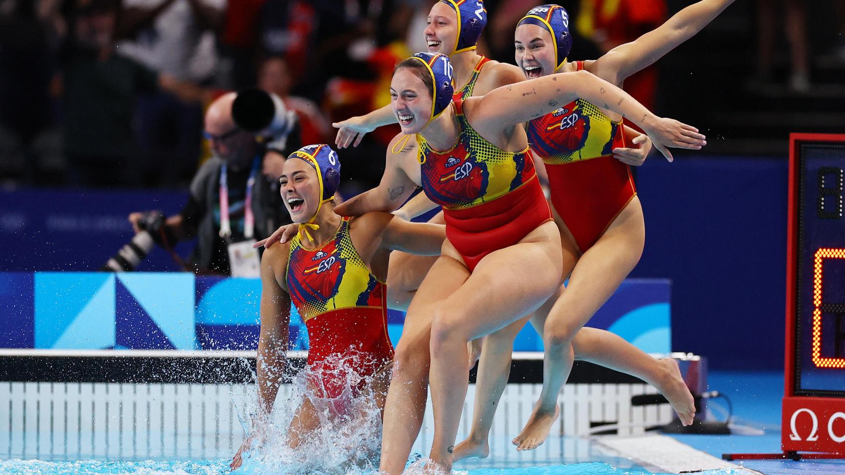 El equipo español femenino de waterpolo celebra el oro olímpico en París 2024