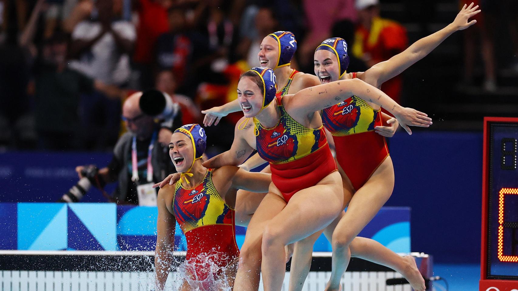 El equipo español femenino de waterpolo celebra el oro olímpico en París 2024