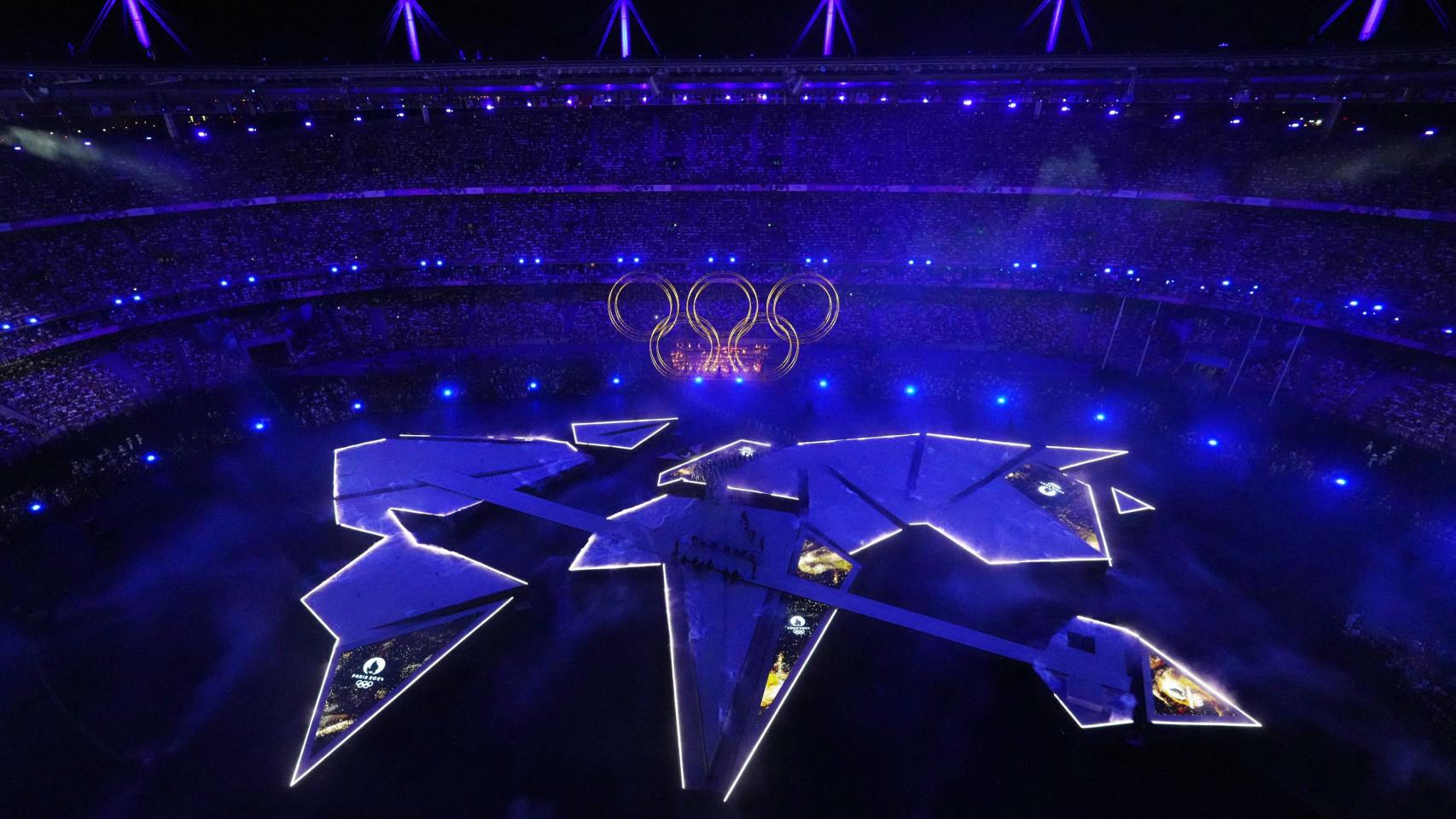 El escenario del Stade de France iluminado durante la ceremonia