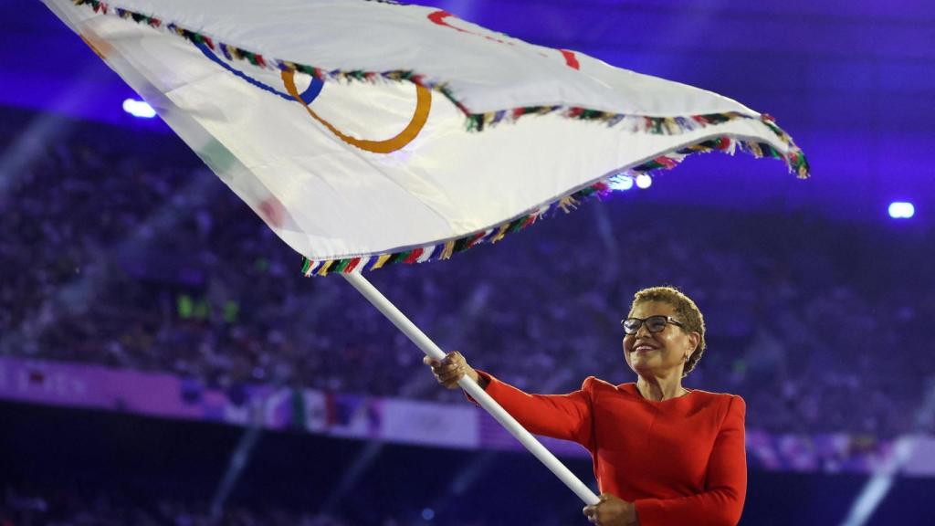 Karen Bass, alcaldesa de Los Ángeles, recibe la bandera olímpica