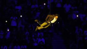 Tom Cruise descendiendo desde el techo del Stade de France