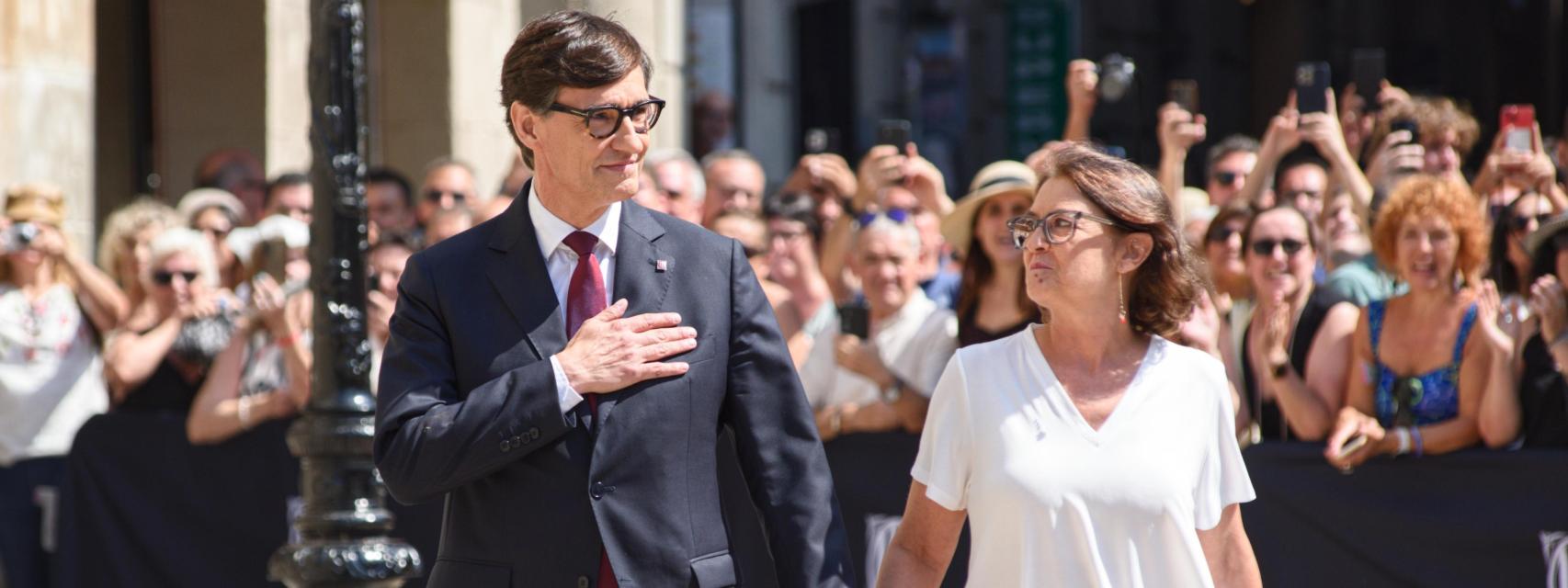 El nuevo presidente de la Generalitat de Cataluña, Salvador Illa y su mujer, Marta Estruch, a su llegada este sábado a la toma de posesión.