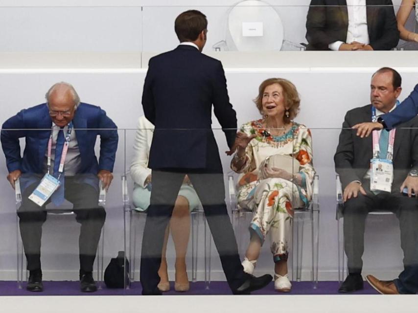 La reina Sofía saluda a Macron a su llegada.