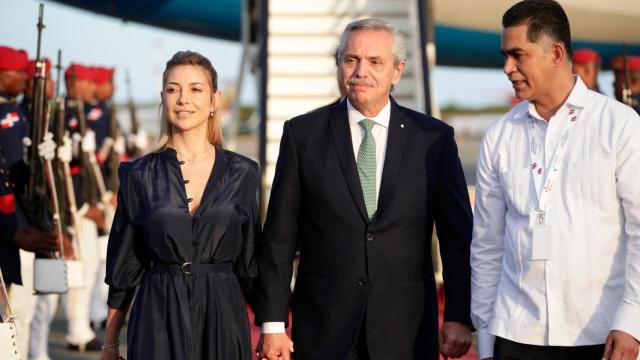 Fotografía de archivo en la que se ve al entonces presidente de Argentina, Alberto Fernández, y su esposa, Fabiola Yáñez.