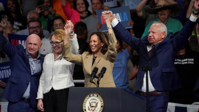 De izquierda a derecha, el senador Mark Kelly, la excongresista Gabby Giffords, la candidata presidencial Kamala Harris y su compañero de ticket Tim Walz, en acto de campaña en Glendale, Arizona.