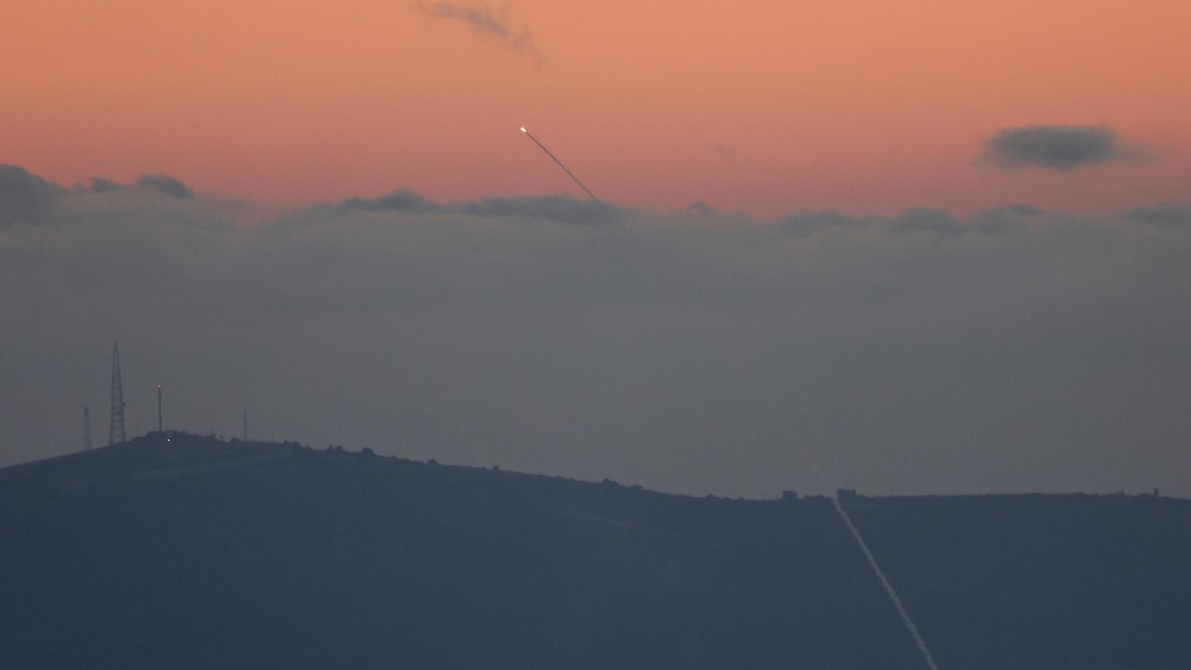 Un dron enviado desde el sur del Líbano es interceptado por los sistemas de defensa aérea israelíes.