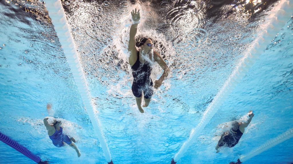 Varias nadadoras durante una prueba del 1500 libres en los JJOO de París.