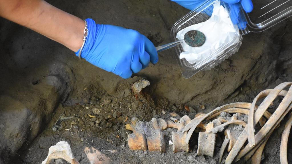 Tesoro de la mujer siendo documentado en la excavación.