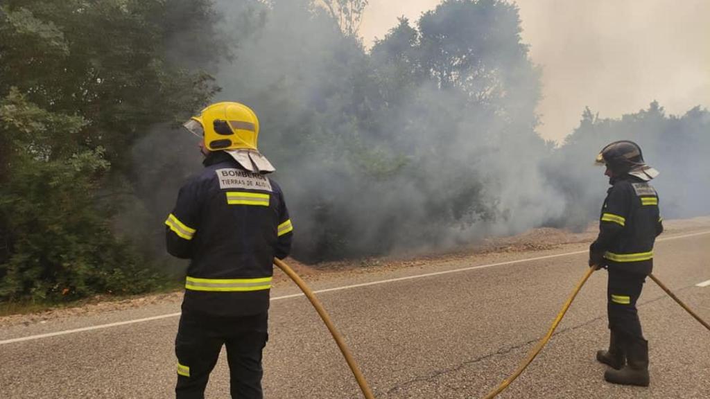 Bomberos voluntarios de Aliste durante el incendio en la Sierra de la Culebra