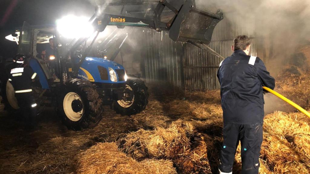 Javier Faúndez trabajando como bombero