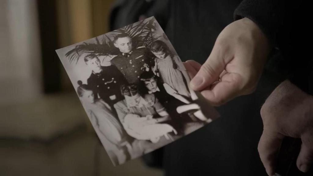 Fotografía de Rudolf Höss y su familia en 'La sombra del comandante'