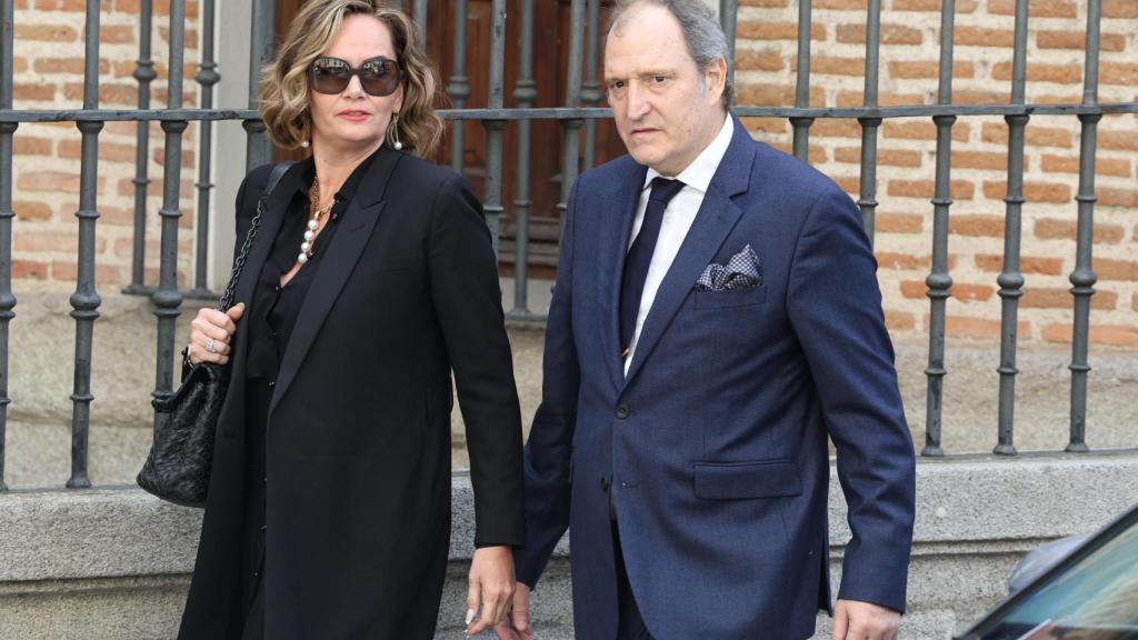 Juan Gómez-Acebo junto a Teresa Véret en el funeral de su hermano Fernando.