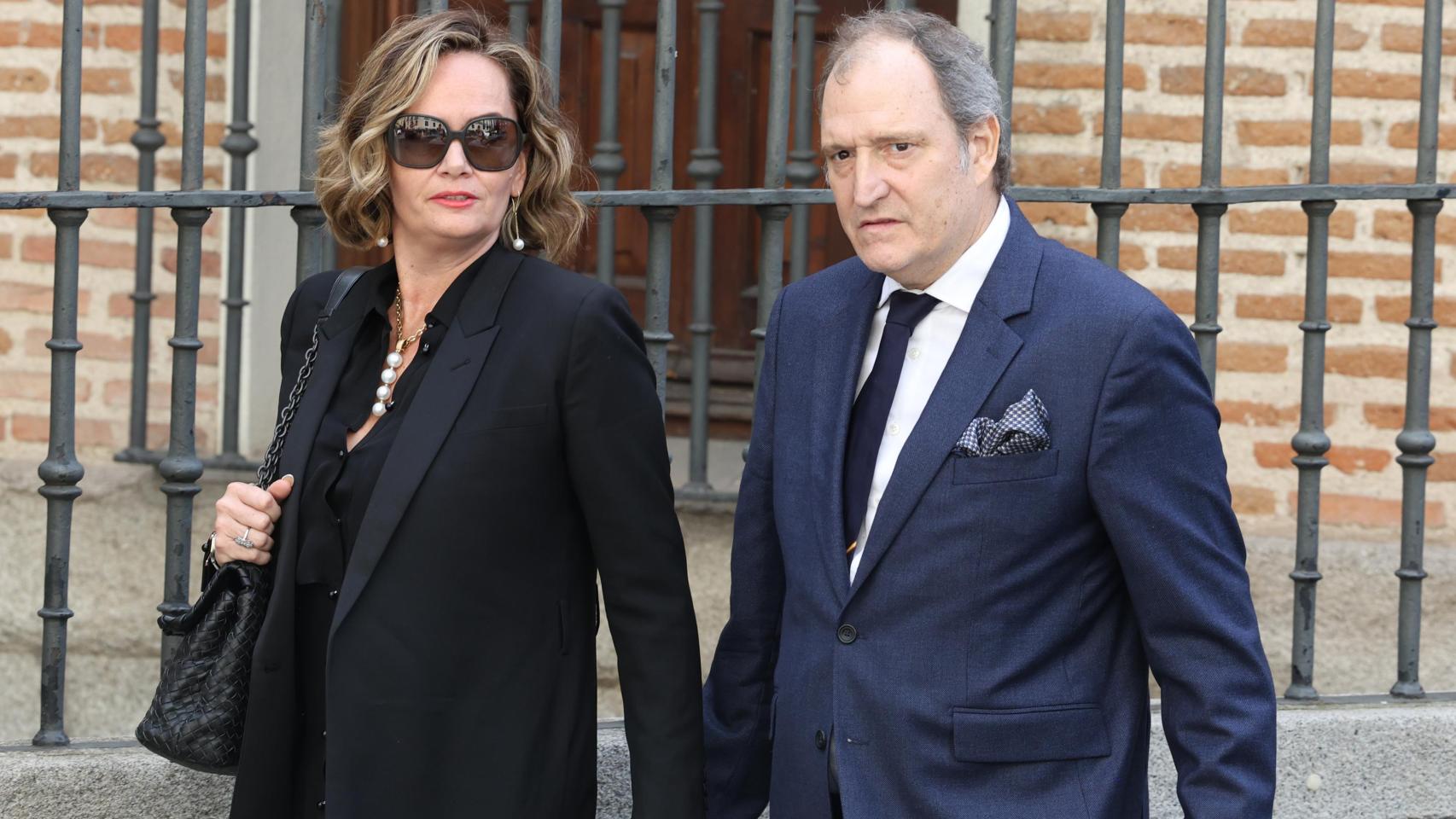 Juan Gómez-Acebo junto a Teresa Véret en el funeral de su hermano Fernando.