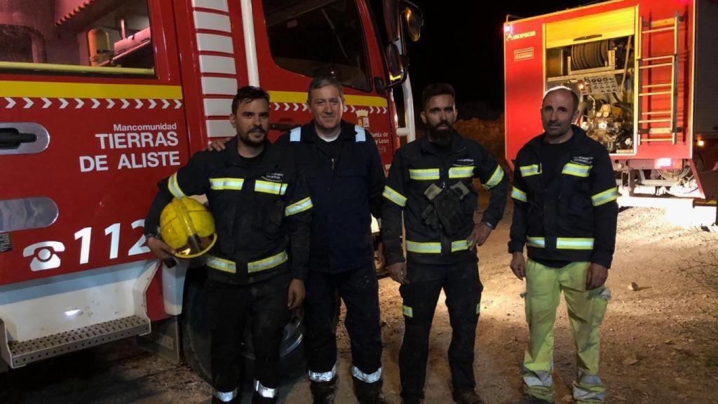 Javier Faúndez con sus compañeros del Parque de Bomberos de Aliste