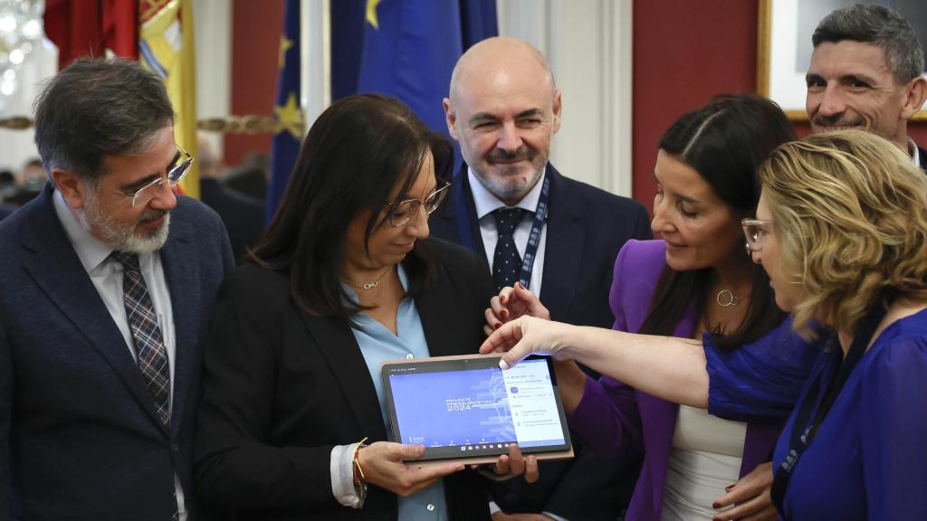 Ruth Merino en la entrega a Les Corts de las cuentas de 2024