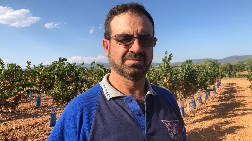 Luis Julián Pérez, de 47 años, es Técnico en Viticultura y Enología y tiene campos en Venta del Moro y Cadete de las Fuentes.