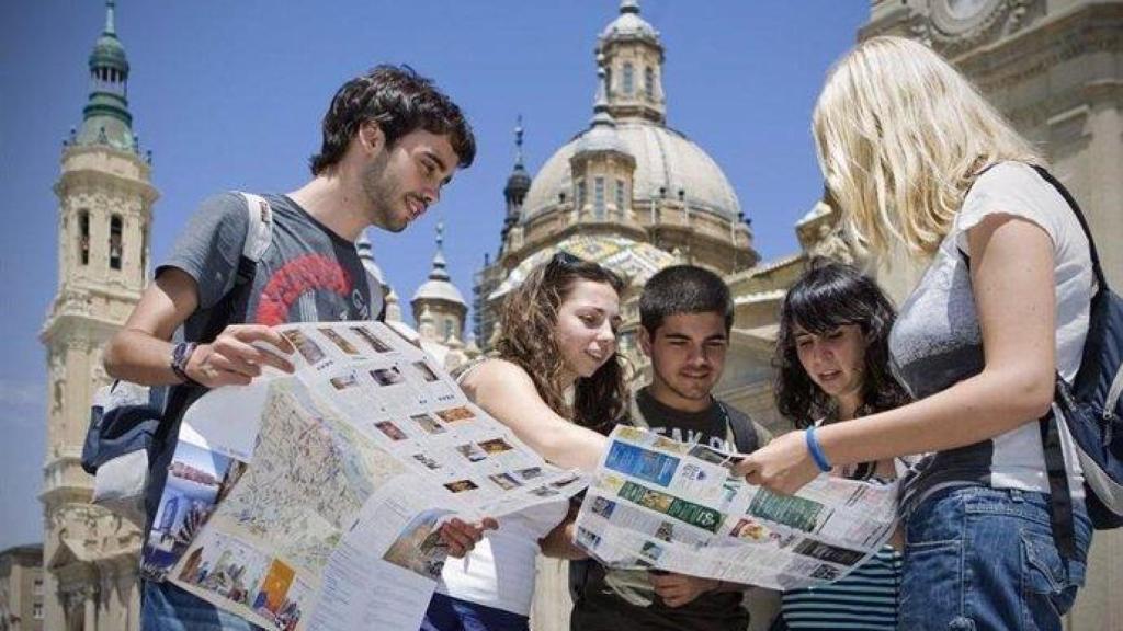 Jóvenes visitando una ciudad.