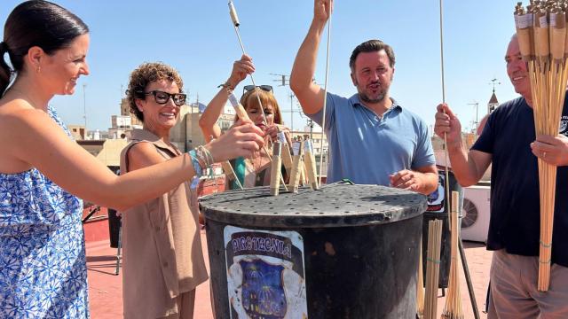 El  alcalde de Elche, Pablo Ruz,  visita la terraza del Ayuntamiento donde se preparan algunas de las palmeras que se lanzarán durante la celebración de la NIt de l'Albà