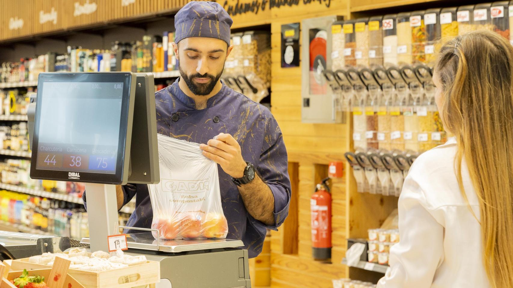 Un empleado de Gadis en una frutería en imagen de archivo.