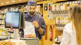 Un empleado de Gadis en una frutería en imagen de archivo.