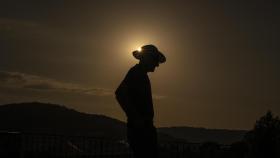 Un hombre pasea bajo los rayos del sol, este domingo en Ourense.