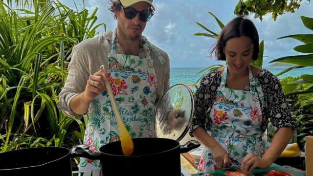 Íñigo Onieva y Tamara Falcó cocinando comida criolla.