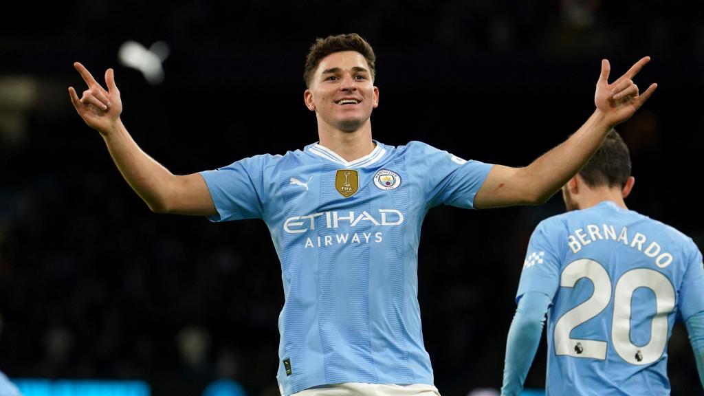 Julián Álvarez celebra un gol con el Manchester City