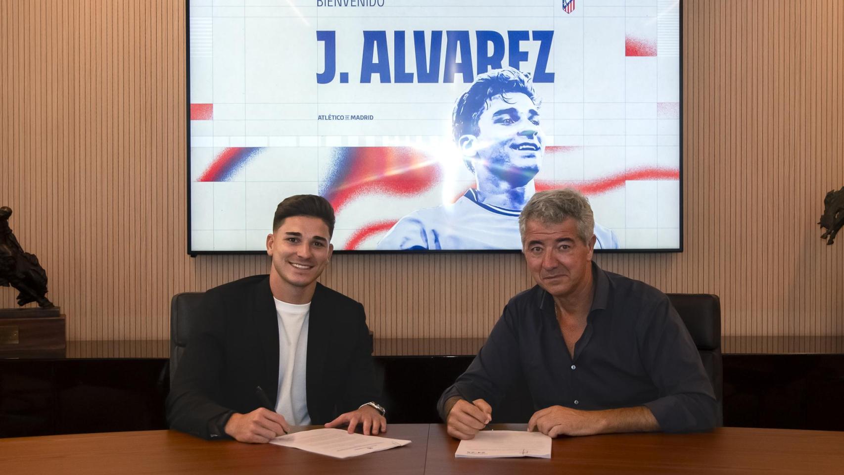 Julián Álvarez firma su contrato con el Atlético de Madrid.