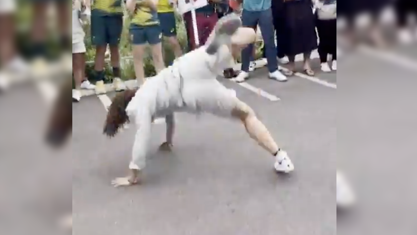 Rachael Gunn bailando en la Villa Olímpica antes de la ceremonia de clausura