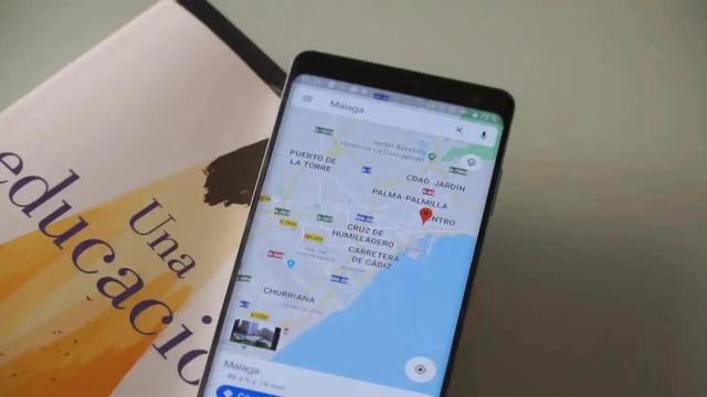 Móvil con apps de mapas y libro de viajes