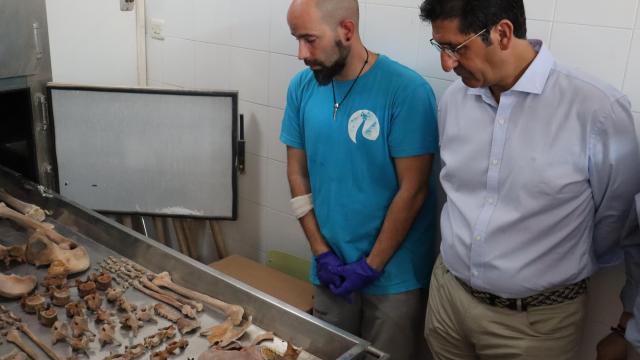 José Manuel Caballero (d), este lunes en el cementerio de Manzanares.