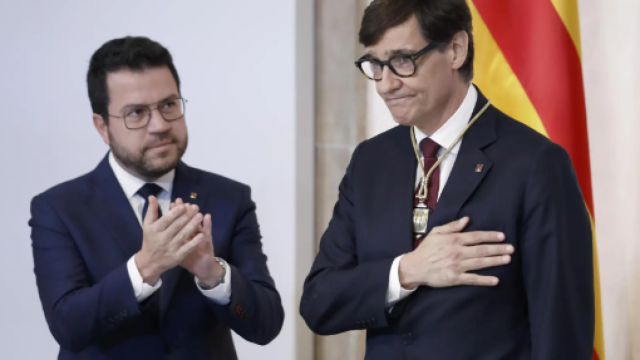 El 'expresident' de la Generalitat, Pere Aragonès, junto al nuevo presidente catalán, Salvador Illa.