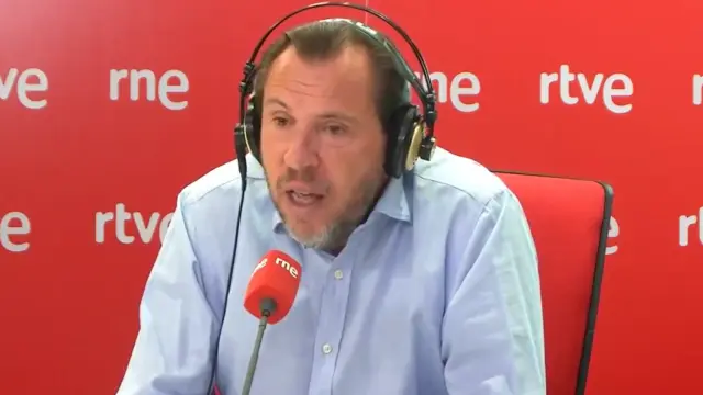 El ministro de Transportes, Óscar Puente, en una entrevista en RNE.