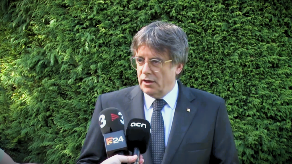 Carles Puigdemont, desde le jardín de su palacete en Waterloo tras regresar de su segunda fuga de España.