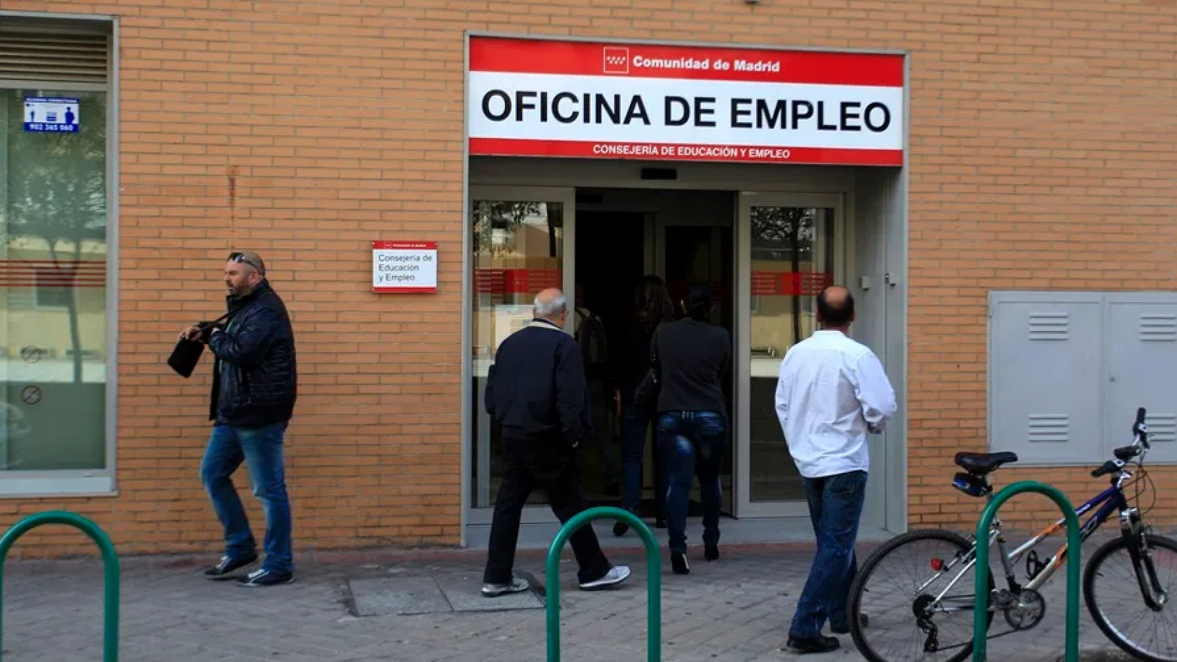 Gente entrando a una oficina del empleo.