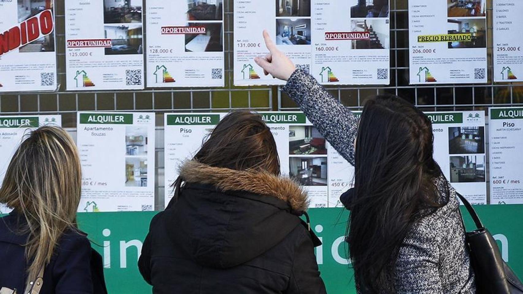 Varias jóvenes comparando los precios de anuncios.