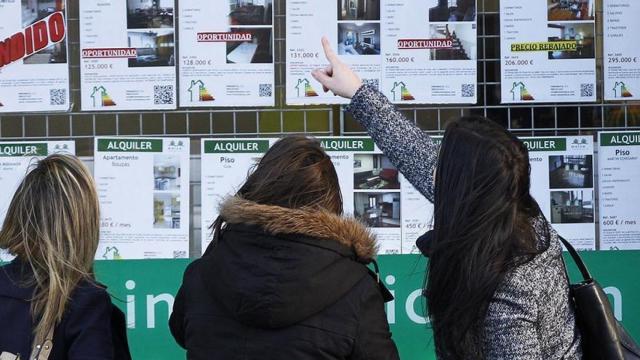 Varias jóvenes comparando los precios de anuncios.