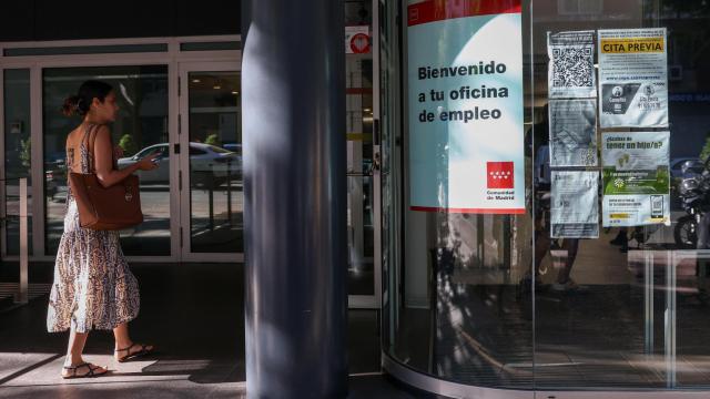 Una joven, frente a una oficina de empleo, en Madrid.