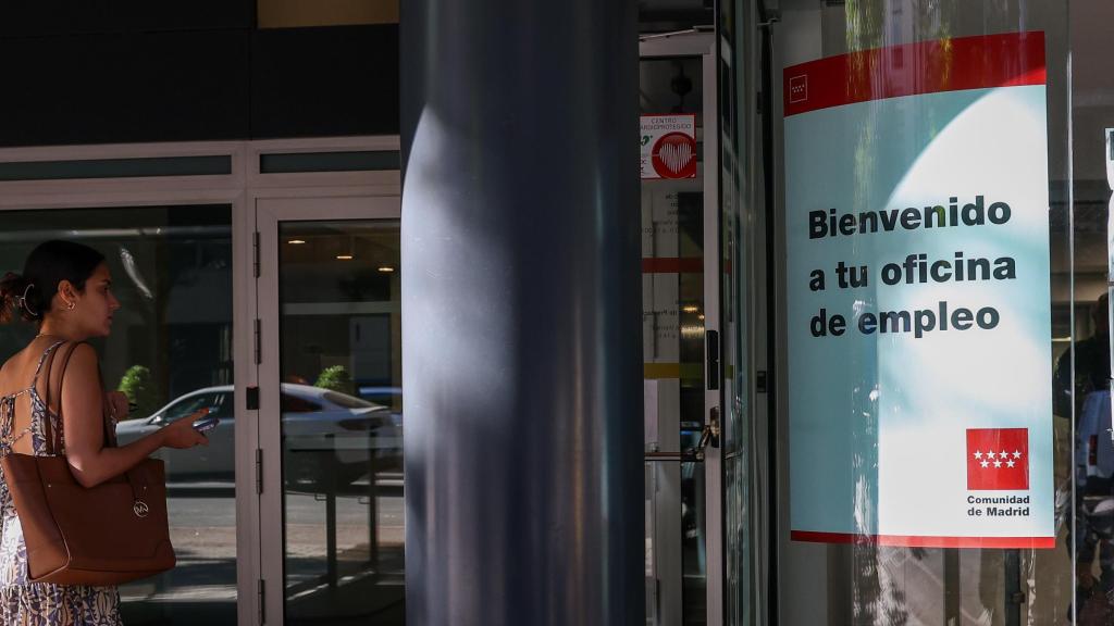 Una joven, frente a una oficina de empleo, en Madrid.