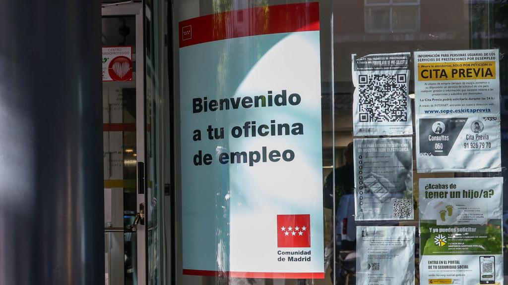 Una joven, frente a una oficina de empleo, en Madrid.