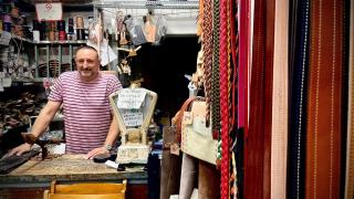 'Manolo', el local del Centro de Málaga donde sobreviven cinturones de cuero, alpargatas y mucha tradición