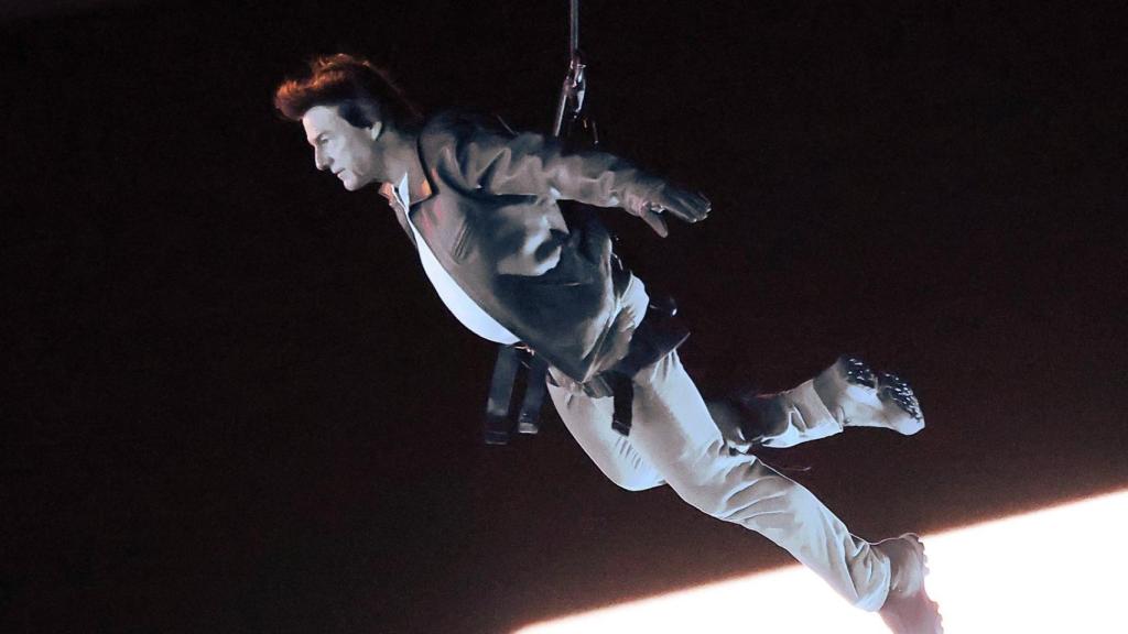 Tom Cruise en el momento del descenso al estadio de París.